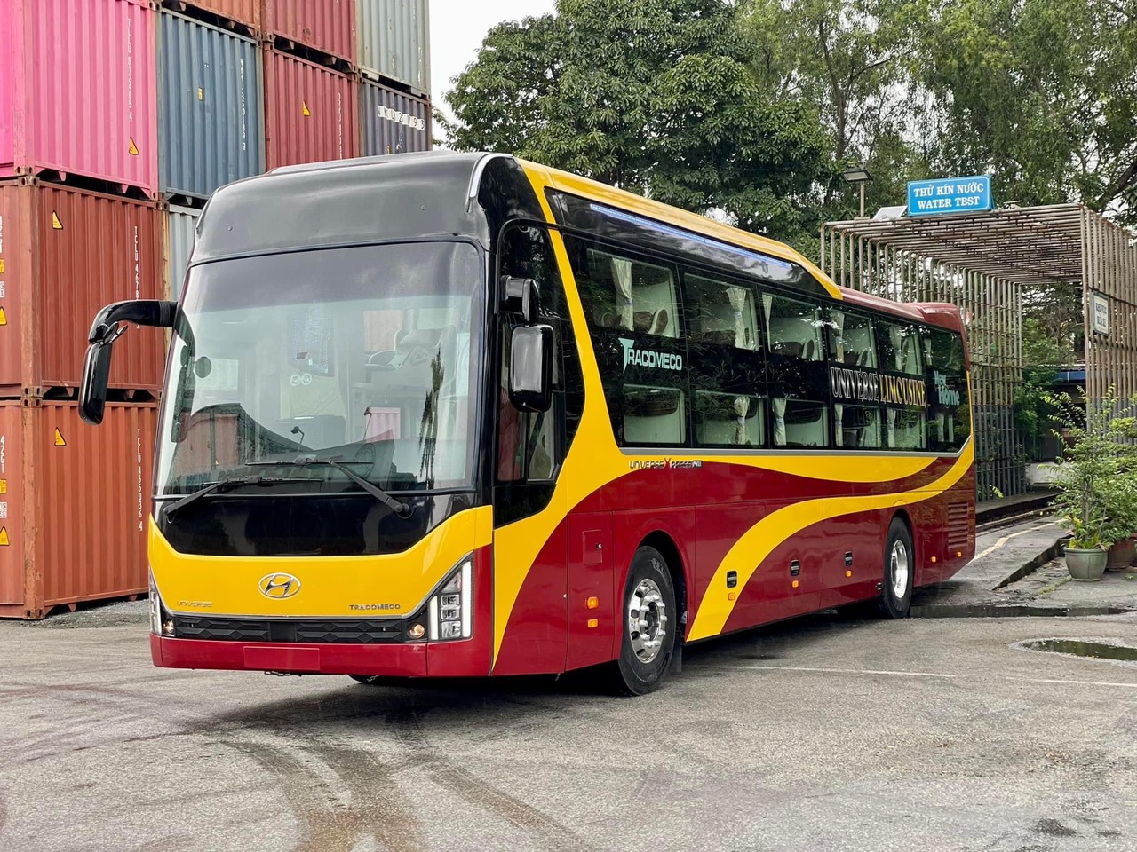 XE-TRACOMECO-UNIVERSE-LIMOUSINE-24-PHONG-HYUNDAI-425PS