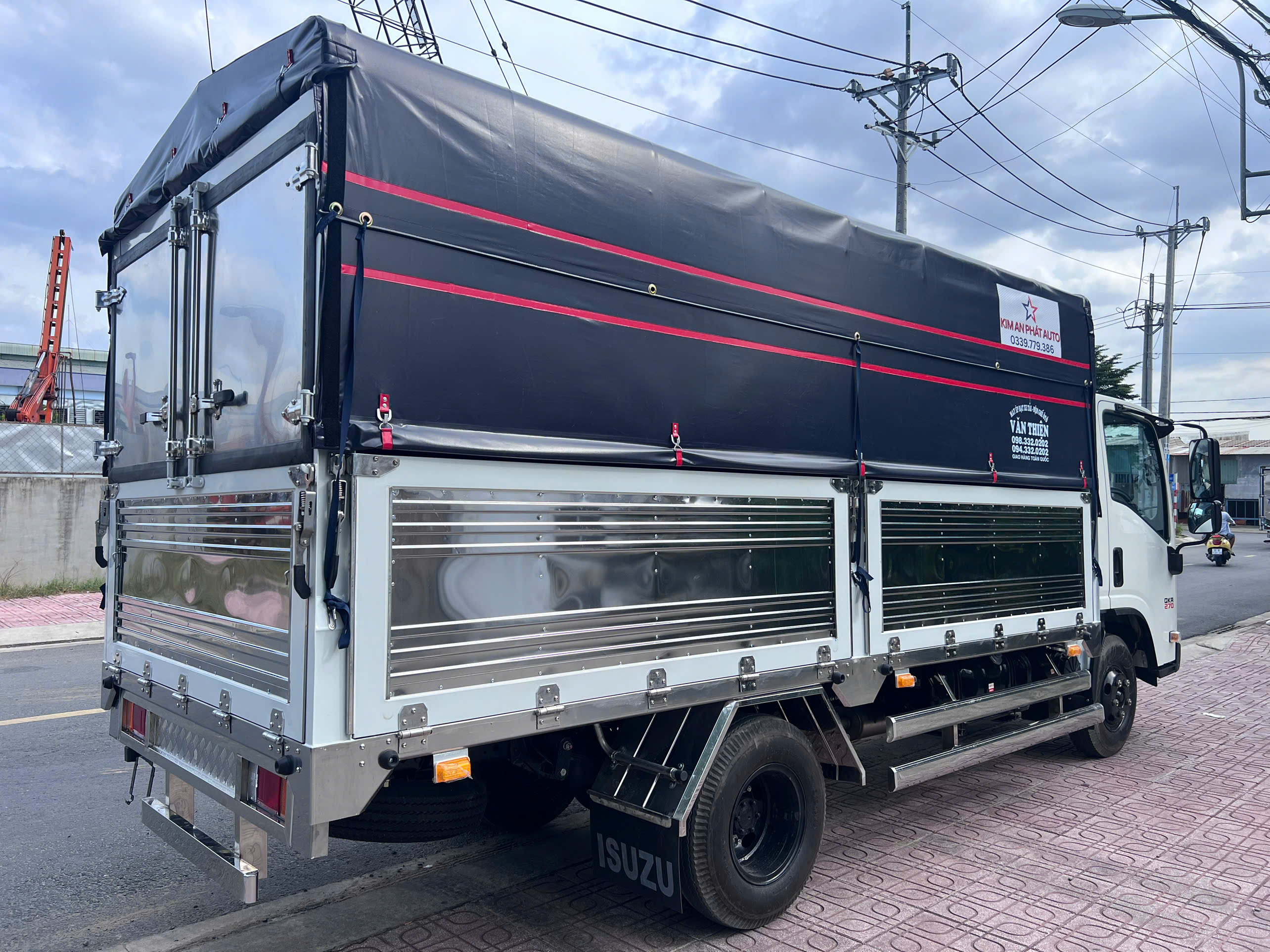 xe-tai-Isuzu-QKR-270-dau-vuong